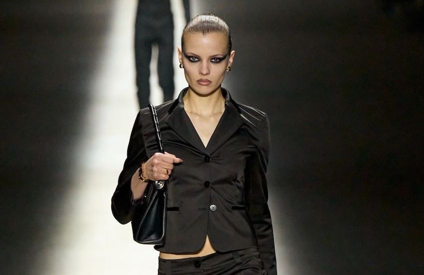 Coupe cintrée, silhouette moulante, vêtements ajustés… Pourquoi l’oversize disparaît peu à peu de notre garde-robe ?