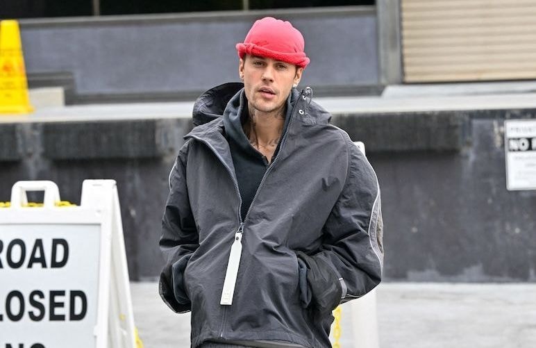 Justin Bieber annonce la sortie de son septième album avec son fils en couverture