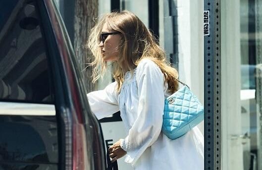 Lily-Rose Depp : voici comment elle twiste la chemise en plein été
