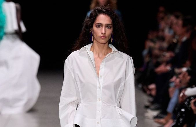 Chemise 2.0 : Stella McCartney réinvente cet intemporel de notre garde-robe à la Fashion Week de Paris