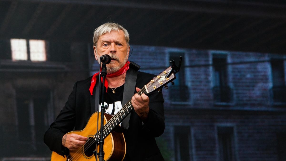 Renaud sort du silence et fustige le gouvernement et demande des "gestes concrets"