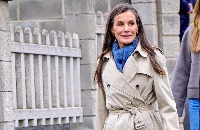 En gilet bleu marine, Letizia d’Espagne dévoile son nouveau coup de cœur de cette marque française