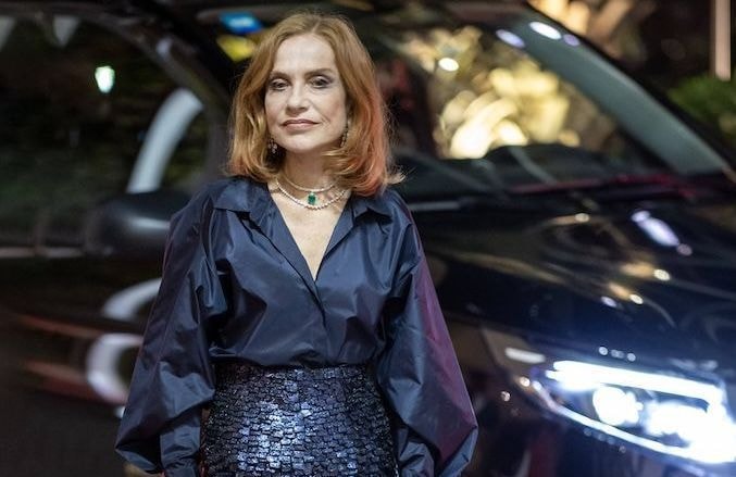 Fini le noir : Isabelle Huppert mise sur cette nuance qui réinvente le glamour sur le tapis rouge