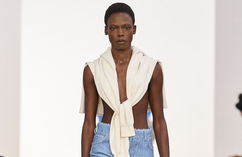 Loewe signe la métamorphose du pull : du basique revisité en pièce pointue