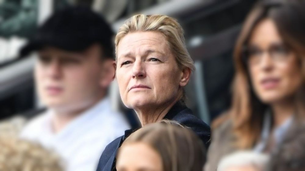 Succession à C à vous : Anne-Élisabeth Lemoine "préférerait passer sous un camion que de laisser sa place" à Mohamed Bouhafsi