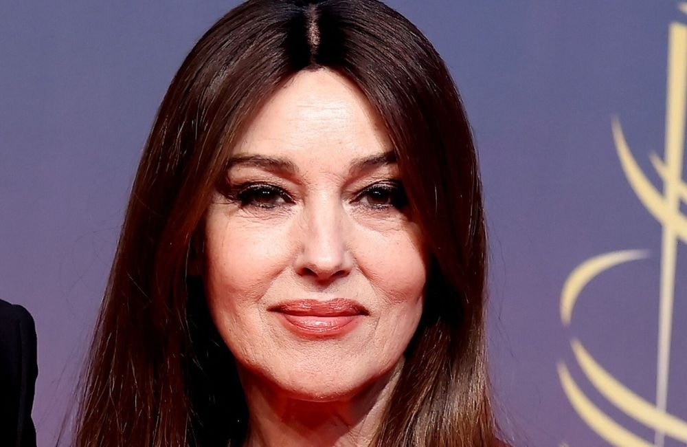 Monica Bellucci illumine sa chevelure avec un brun clair sophistiqué