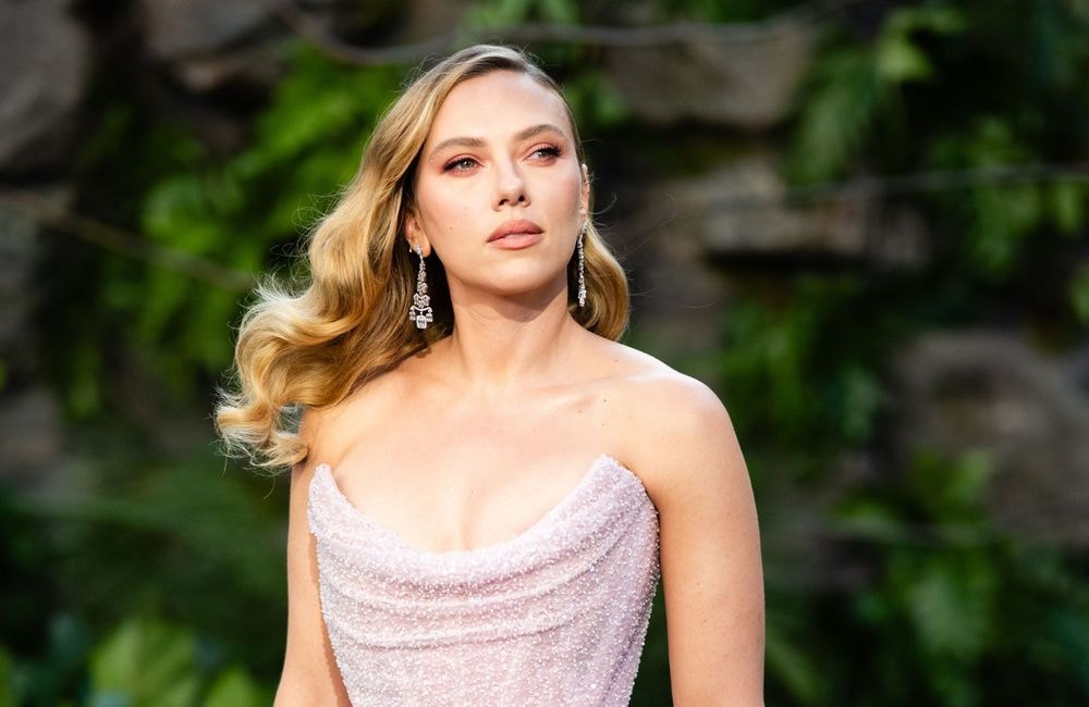Scarlett Johansson confirme la tendance makeup de l’été avec un look rose tout en finesse