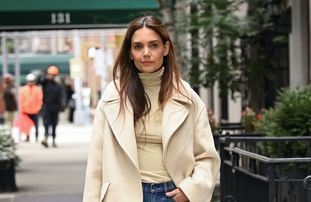 Katie Holmes porte la couleur de manteau incontournable de la saison