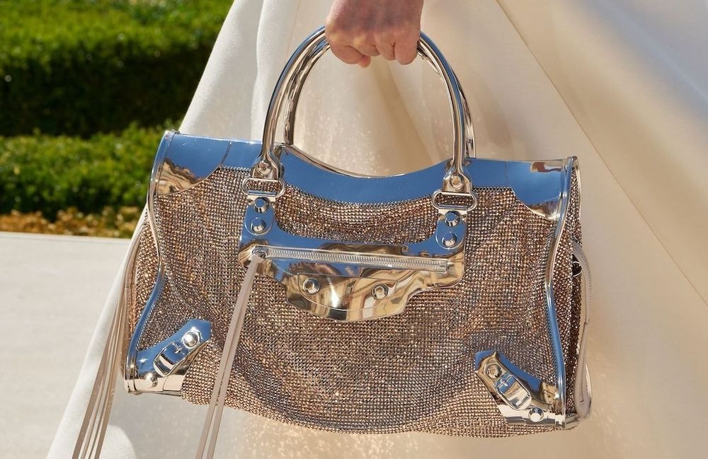 City Bag : le sac culte des années 2000 s'offre une renaissance Haute Couture chez Balenciaga
