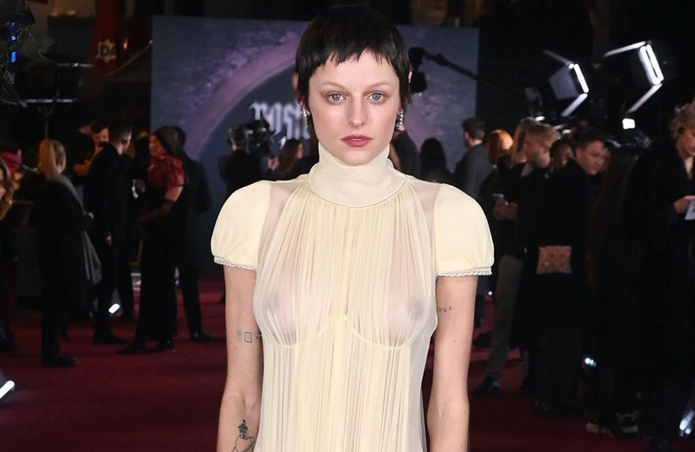 En robe transparente Alexander McQueen, Emma Corrin fait sensation à la première de « Nosferatu » à Londres