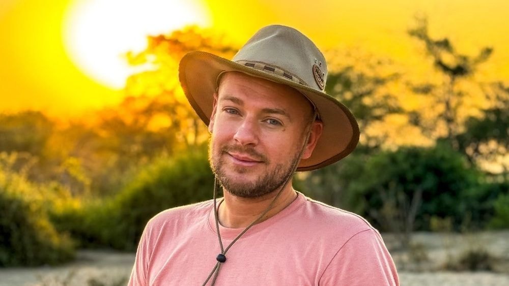 Jeremstar : en vacances au Botswana, il renifle des crottes d'éléphants