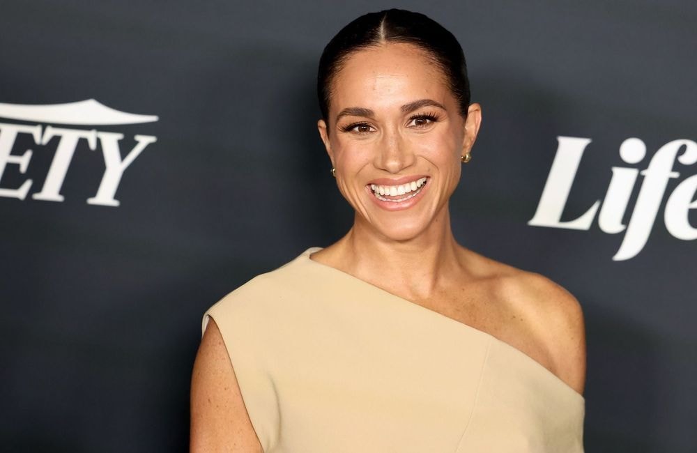 En pull bordeaux et pantalon rose, Meghan Markle mise sur le combo le plus doux de la rentrée