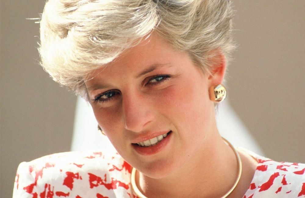 Ces boucles d’oreilles phares des années 80 sont de retour en 2024
