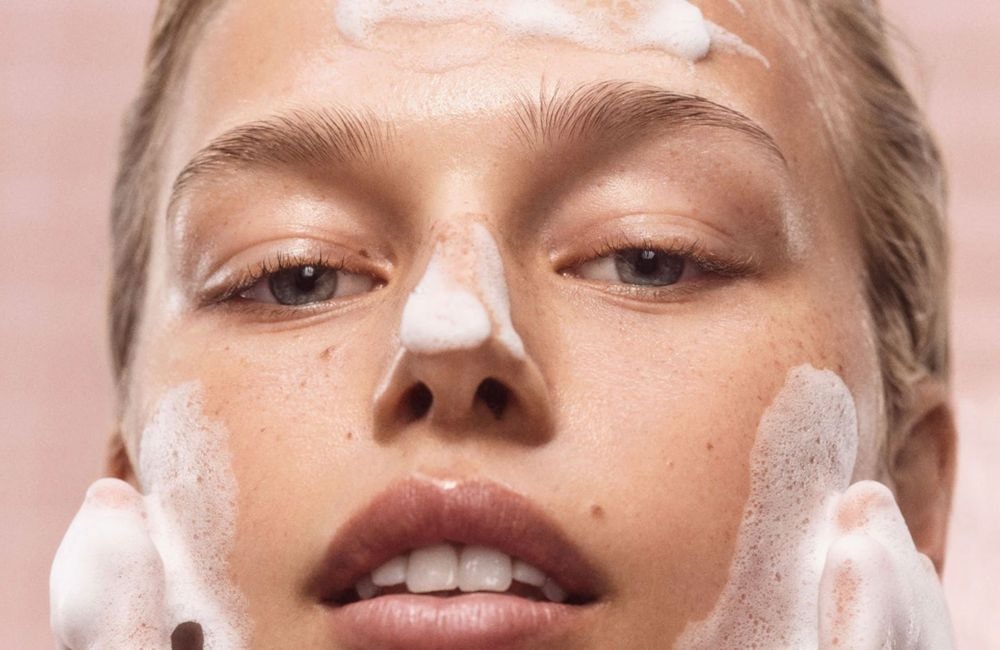 Se laver le visage à l’eau salée : pourquoi ce phénomène explose sur les réseaux (et inquiète les dermatologues)