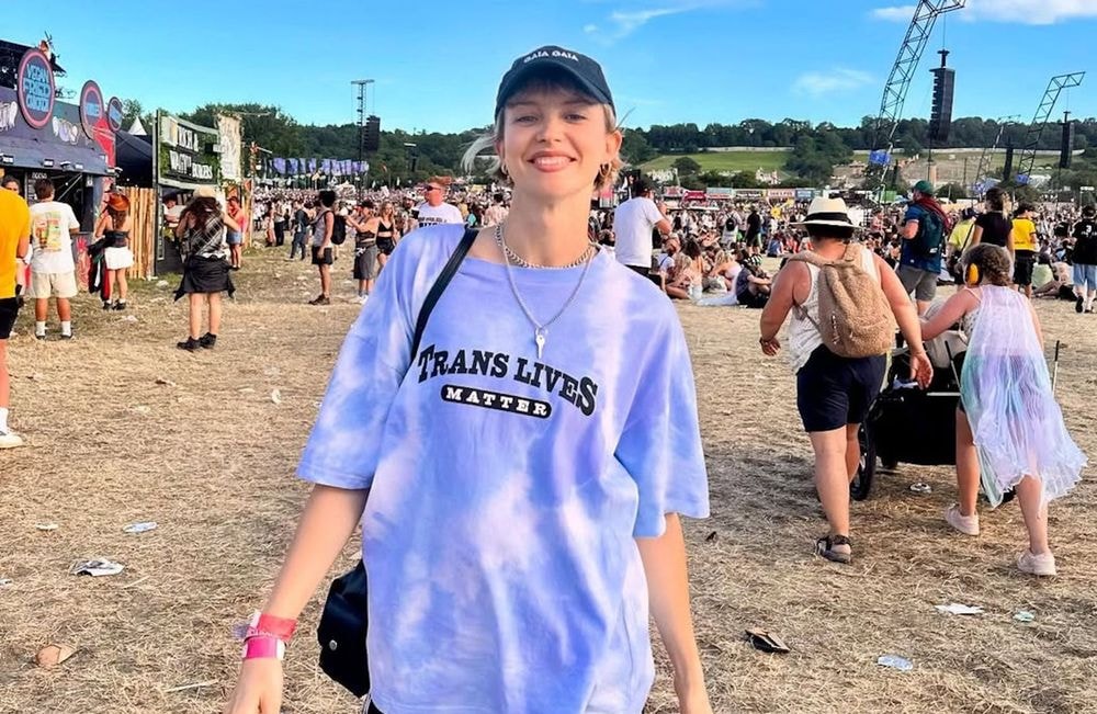 Glastonbury : Angèle brandit le t-shirt « Trans Lives Matter » et signe la tenue la plus engagée du festival