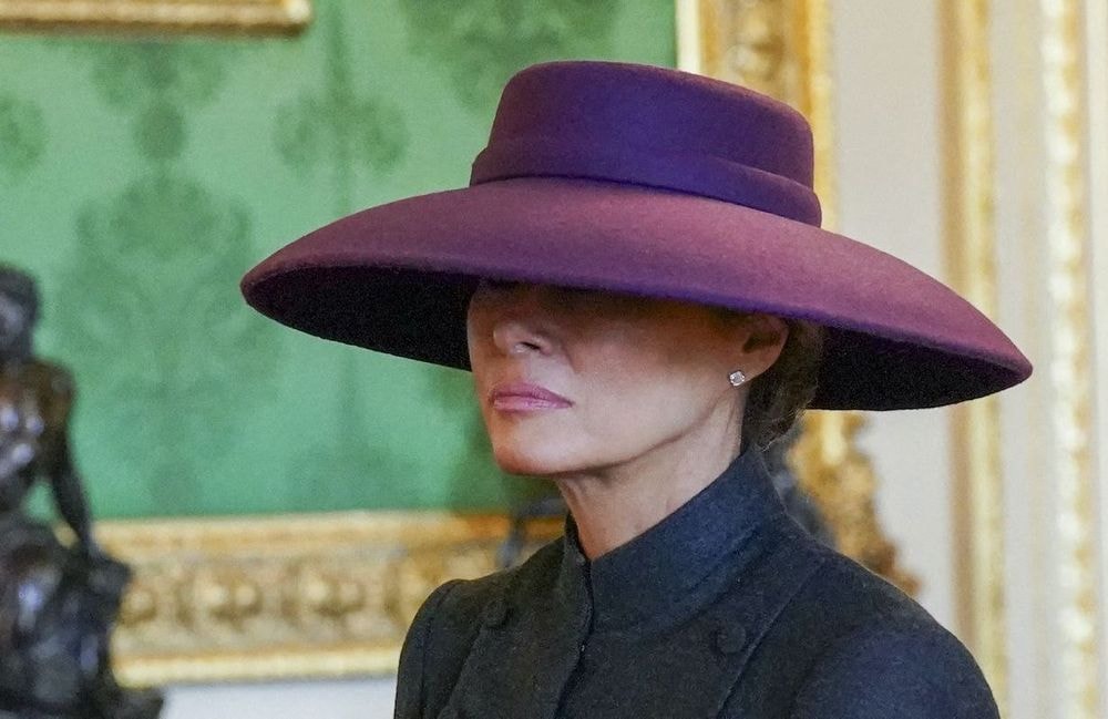 À Windsor, Melania Trump intrigue avec son chapeau dissimulant une partie de son visage