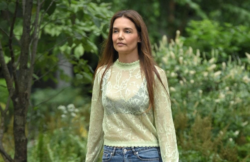 Katie Holmes adopte le jean le plus controversé de la saison