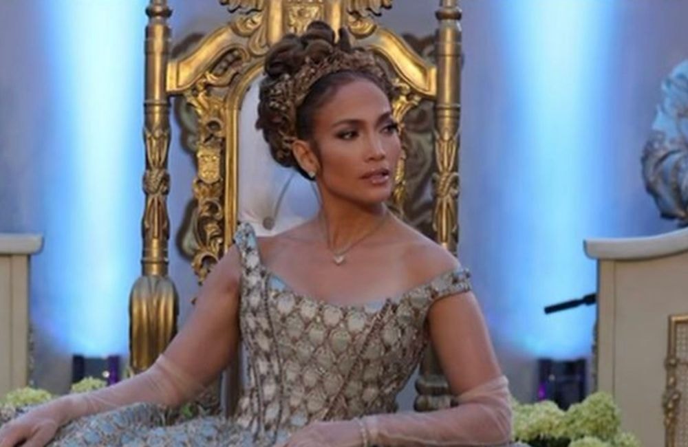 Jennifer Lopez : elle fête ses 55 ans dans une robe inspirée de «  Bridgerton »