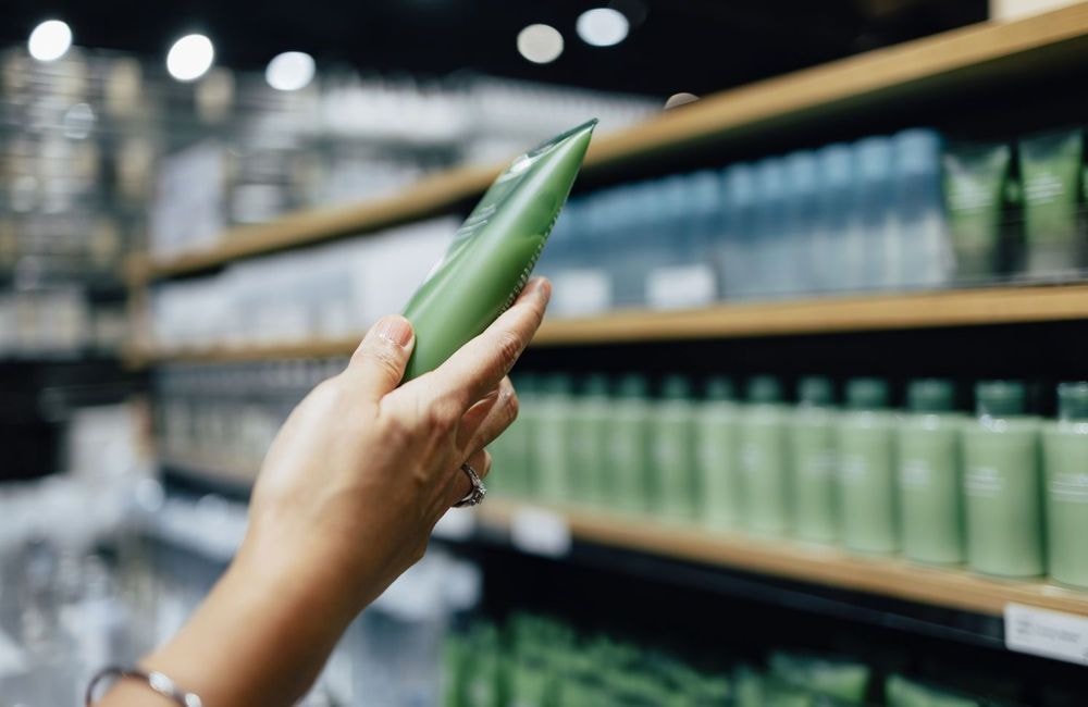 PFAS dans les cosmétiques : dans quels produits peut-on retrouver les polluants éternels ?