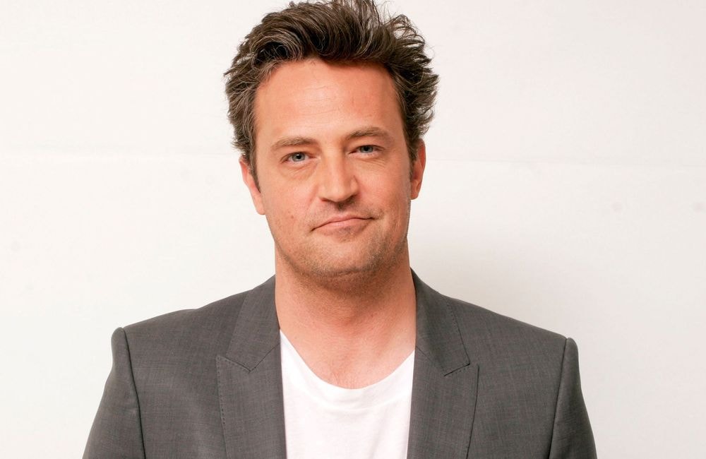 Décès de Matthew Perry : un procès prévu en 2025, deux personnes encourent la prison à perpétuité