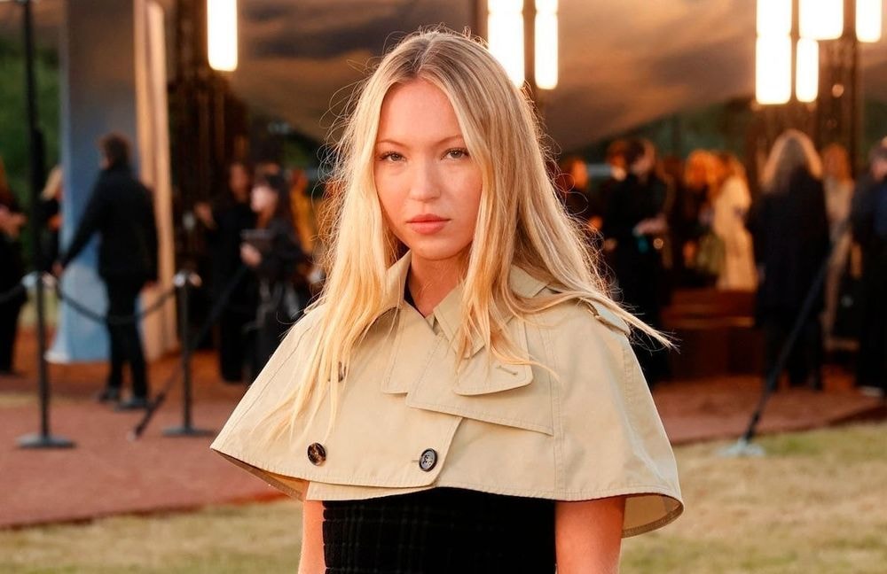 Lila Moss s’offre une rare apparition avec son père Jefferson Hack au défilé Burberry