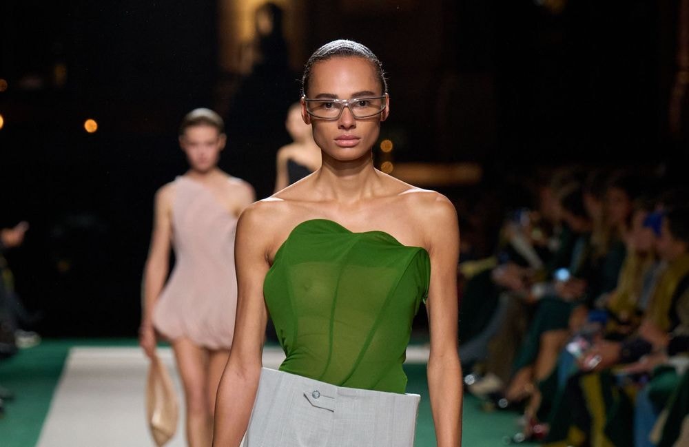 Repéré chez Victoria Beckham, ce pantalon géométrique sera la clé pour twister nos tenues printanières