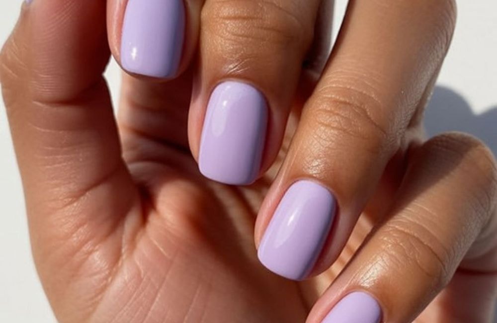 Après le jaune beurre, voici la couleur pastel qui va envahir nos ongles cet été