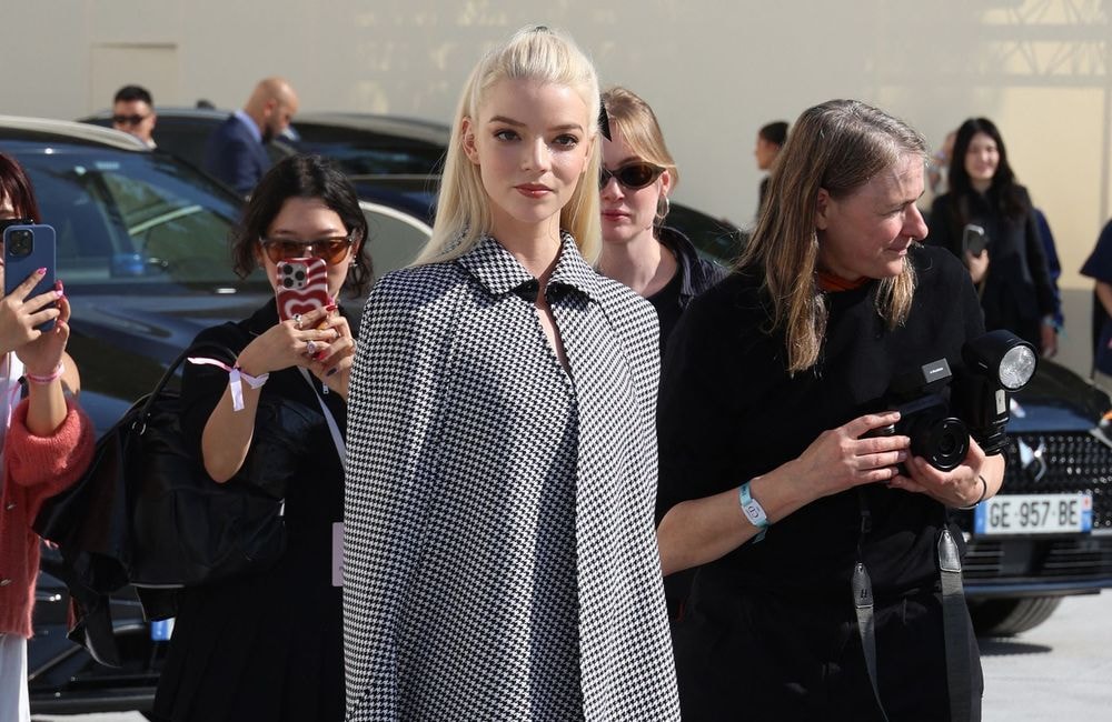 Voici le détail que l’on emprunte volontiers à Anya Taylor-Joy pour accessoiriser notre demi-queue