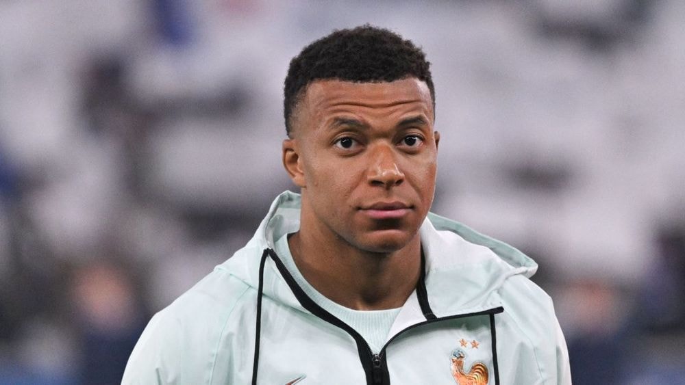 Kylian Mbappé dans une relation d'"une intensité folle" avec Ester Expósito ? "Elle l'a rendu fou…"
