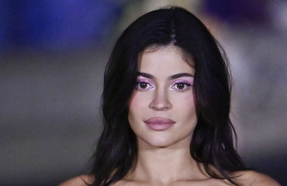 Métamorphosée, Kylie Jenner adopte un micro carré blond platine