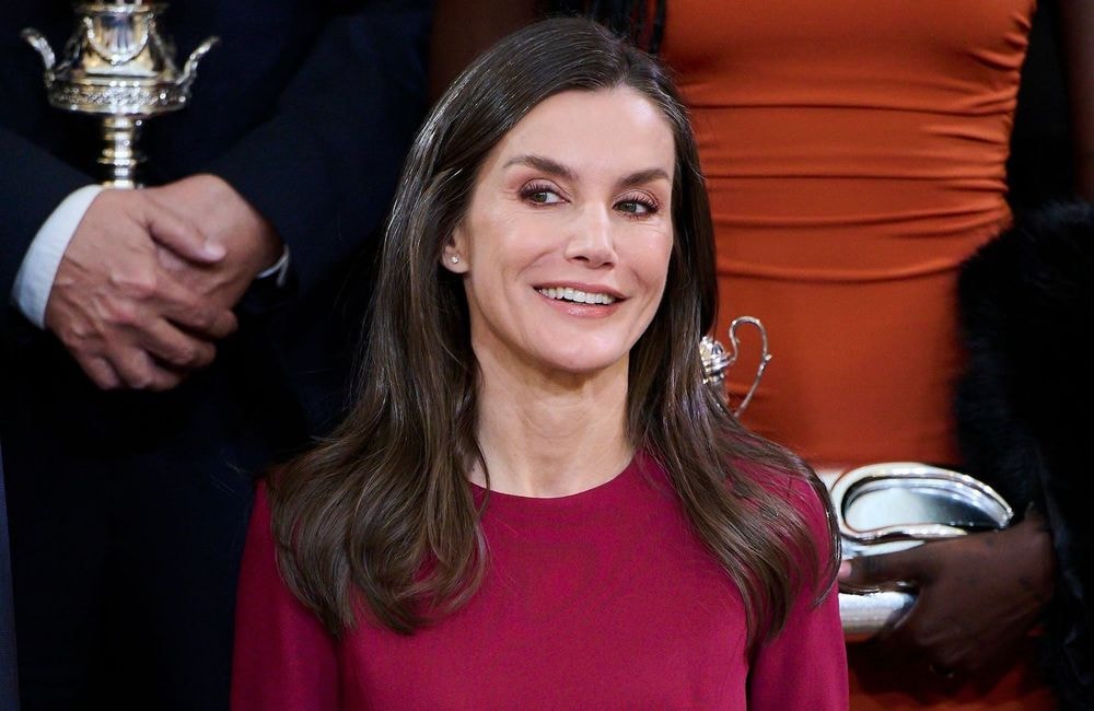 Letizia d’Espagne succombe à la robe rouge pile à temps pour la Saint-Valentin