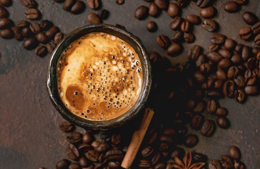 Pourquoi les parfums au café sont la nouvelle obsession de la Gen Z ?