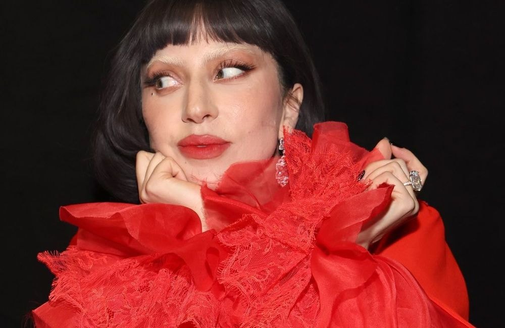À New York, Lady Gaga donne une aura rock à son blazer XXL en le portant très court