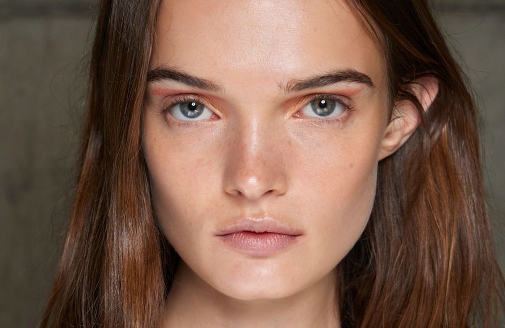 « Tantouring » : quelle est cette technique qui promet un visage sculpté sans maquillage ni soleil ?