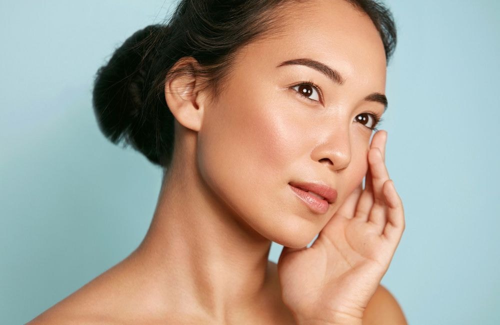 Maquillage qui pèle : l’astuce d’une dermatologue pour y remédier