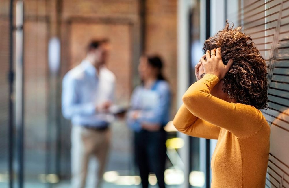Qu’est-ce que le « glue work » qui empêche les femmes de briser le plafond de verre au travail ?