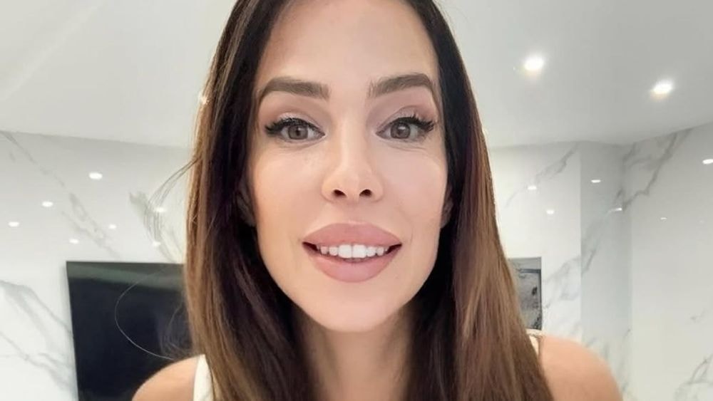 Kim Glow taclée sur son nouveau style de maman, elle voit rouge
