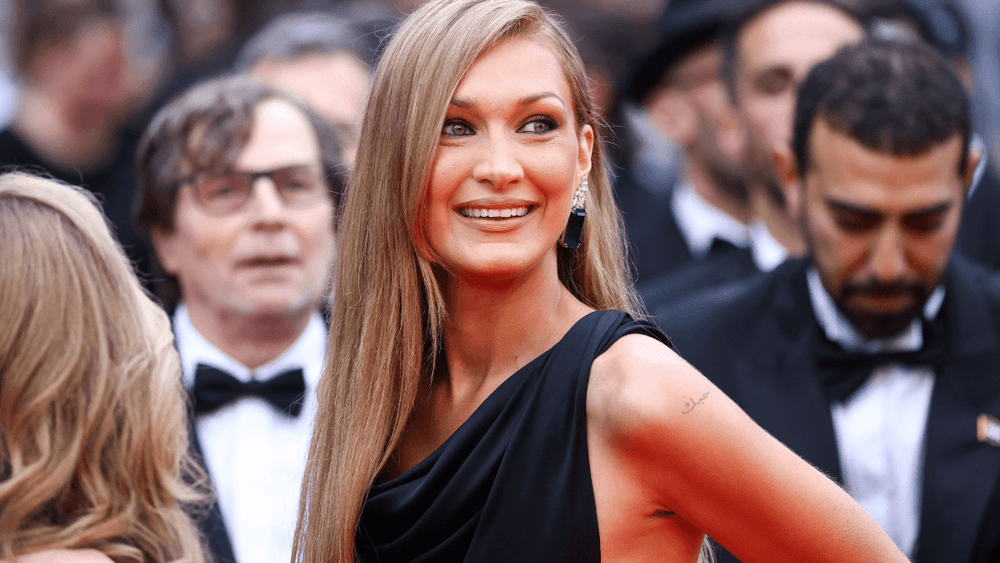 À 28 ans, Bella Hadid présente son “nouveau bébé”, les seins à l’air