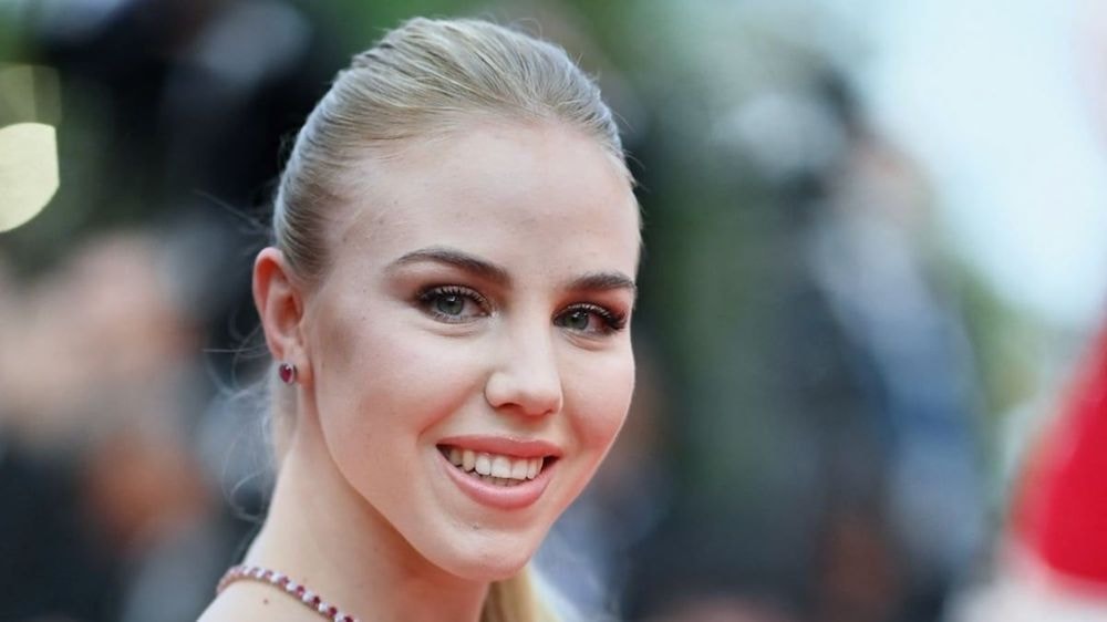 Maria Carolina de Bourbon sensuelle dans sa robe moulante au ras des cuisses, elle fait fi des conventions aristocratiques