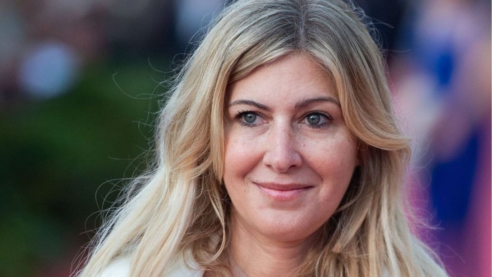 Amanda Sthers ouvre les portes de sa maison sans chichi, avec sa grange réaménagée en piscine, décorée avec un "mauvais goût" assumé