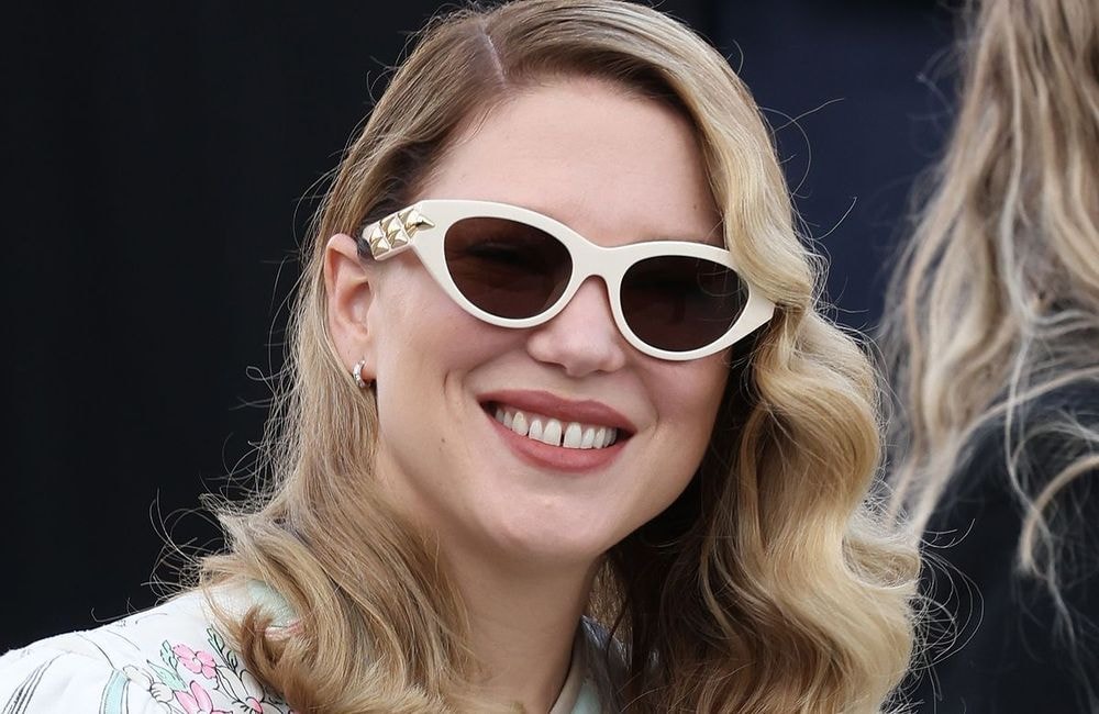Léa Seydoux confirme que la raie sur le côté sera la tendance du printemps