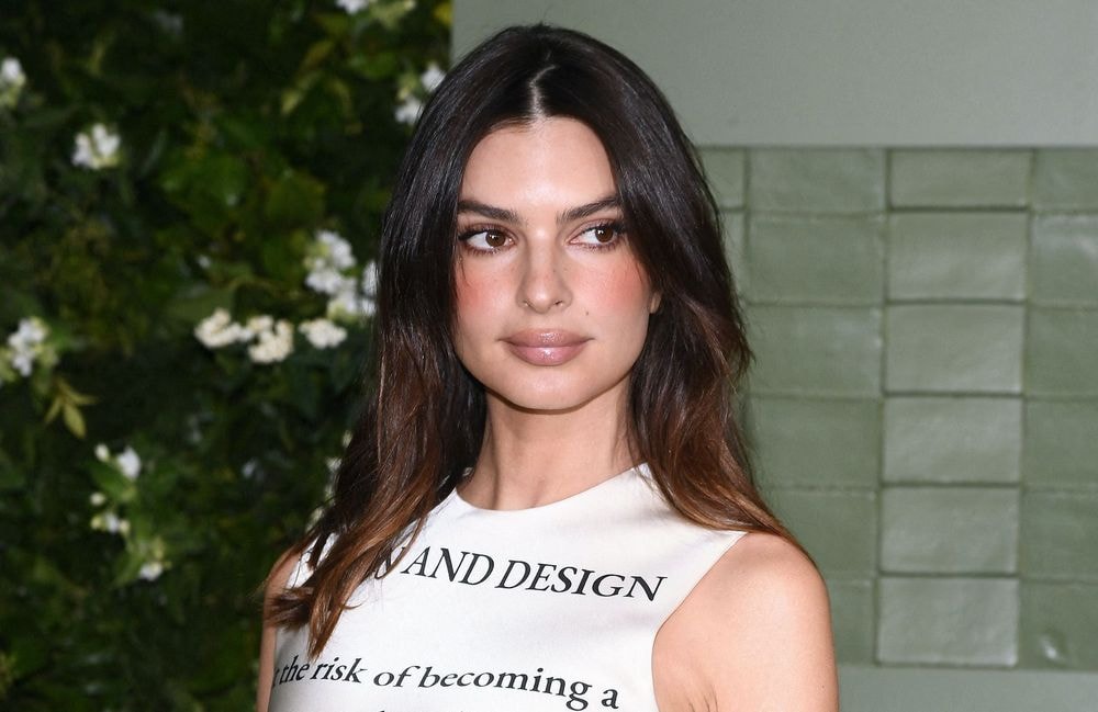 Emily Ratajkowski s’inspire du look emblématique de Carrie Bradshaw