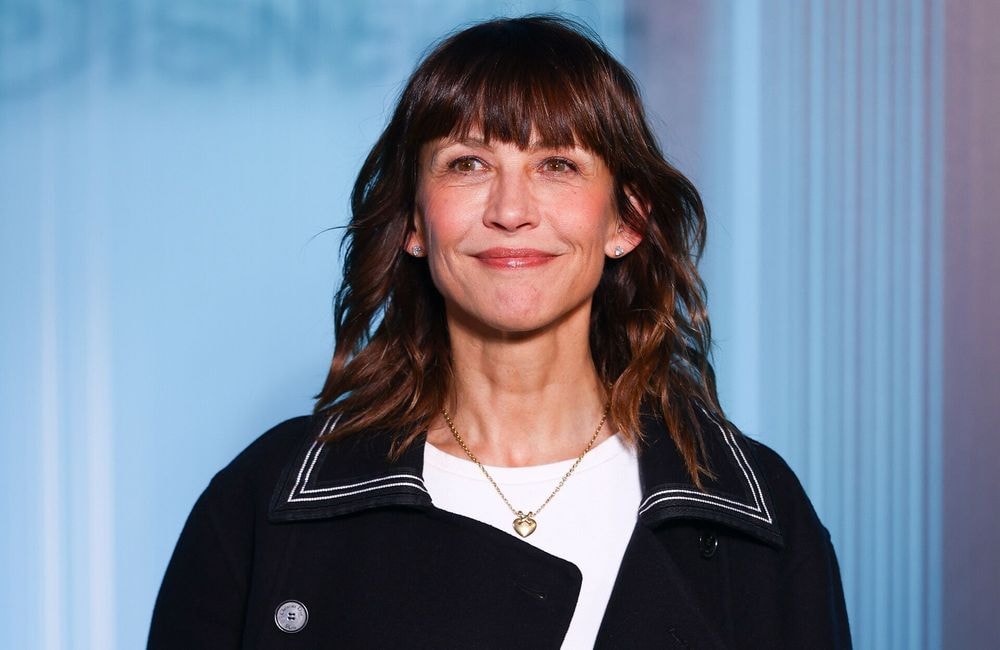 Frange effilée et ondulations : Sophie Marceau revisite la célèbre coupe shag