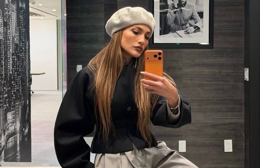 Jennifer Lopez signe le retour du béret, son accessoire fétiche des années 2000