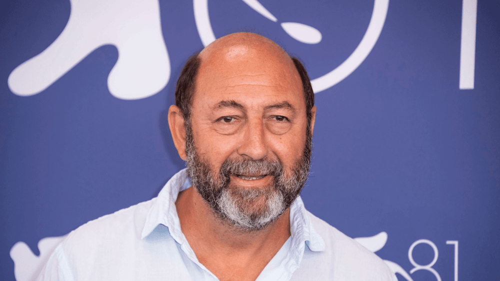 Kad Merad (60 ans) poutre apparente en public, sa combine pour la cacher ni vu ni connu