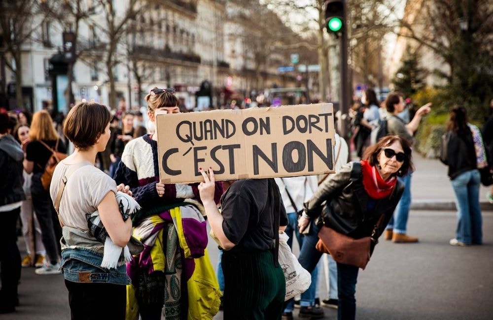 105 hommes volontaires pour violer une femme endormie : un an après Mazan, rien n’a changé