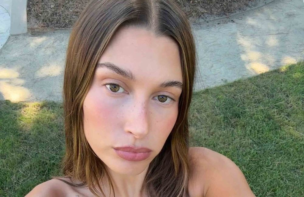Coiffure : Hailey Bieber signe le retour de cet accessoire capillaire