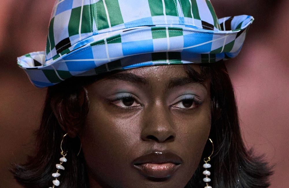 Le “smizing eyes”, cette astuce maquillage qui lifte le regard sans en faire trop