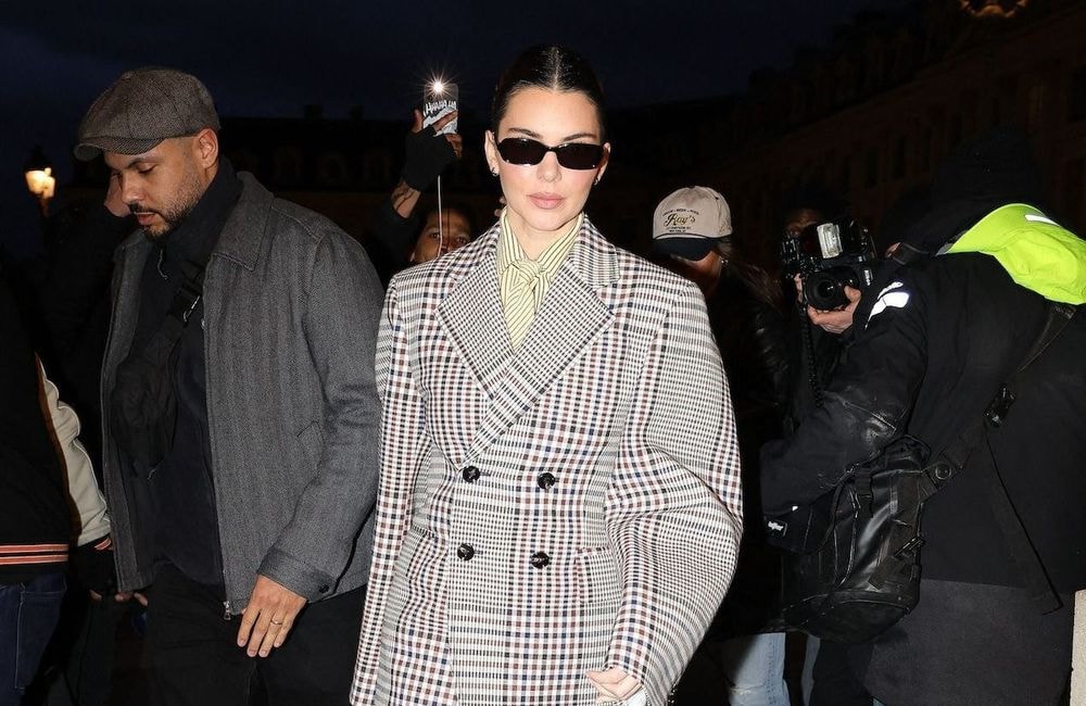 A Paris, Kendall Jenner adopte la cravate, l’accessoire star de la saison