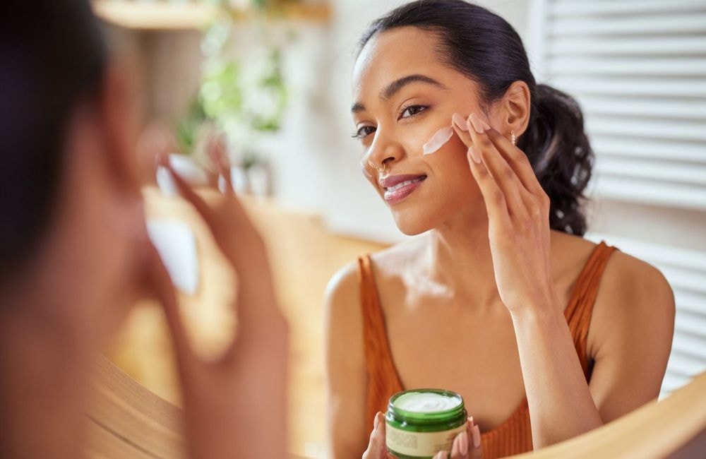 « Unsexy products » : voici 4 soins parfois délaissés et pourtant efficaces selon une dermatologue